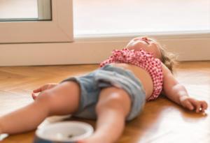 Хлапето удря глава в стената, скубе коси, самонаранява се. Защо?