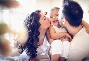 8 прегръдки на ден, за да расте детето щастливо 