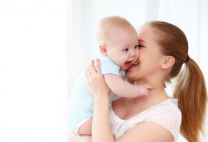 Какво да (не)правим, когато бебето хълца