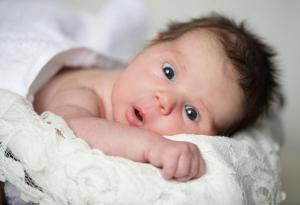 Светлината дразни бебето, но развива зрението 