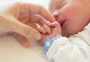 Бебе се роди с вътрематочната спирала на майка си в ръка