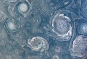 Насладете се на красивите вихри, бушуващи из северния полюс на Юпитер