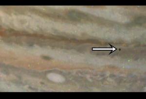 Сондата "Джуно" засне загадъчната пета луна на Юпитер пред Голямото червено петно