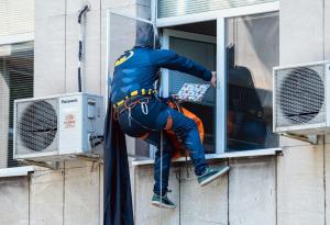 Супергерои се спуснаха от покрива на ИСУЛ и зарадваха малките пациенти на 1 юни 