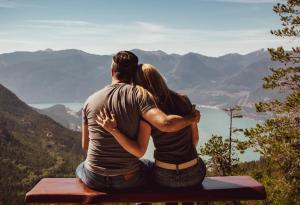 Как да разпознаете емоционалното дистанциране във връзката, преди да е станало твърде късно