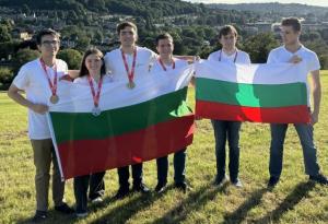 Най-добрите български ученици по математика спечелиха пет медала от Международната олимпиада във Великобритания 