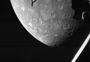 “БепиКоломбо“ направи тази прелестна снимка на северното полукълбо на Меркурий