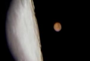 18 февруари: Пасаж на Луната пред Марс