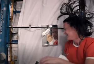 Как да ядем и да си мием косата в Космоса: Обяснението на една астронавтка