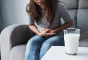 Подуване и болки в корема след консумация на мляко?