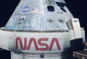 Капсулата "Орион" пое обратно към Земята, след като обиколи около Луната