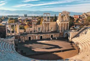 Амфитеатърът в Пловдив: Гласът на древността под тепетата