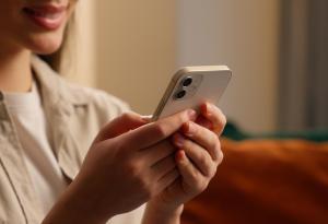 Жена използва смартфон – подслушват ли телефоните разговорите ни