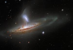 Насладете се на красивото взаимодействие между две галактики