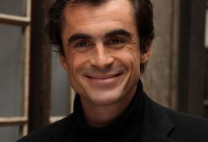 ChatGPT премери сили с философа Рафаел Ентовен на тема за щастието