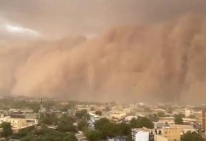 Пясъчна стена, висока стотици метри, обгради столицата на Нигер