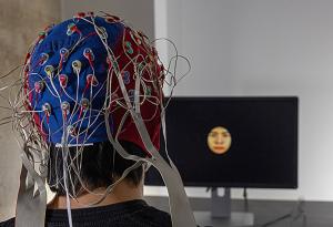 Изкуственият интелект и мозъчната активност разкриват защо разпознаваме по-трудно лица от други раси