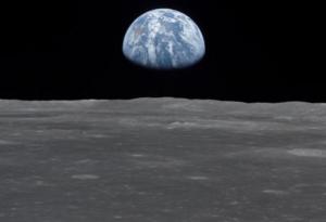 Луната вероятно е предпазила атмосферата на ранната Земя от Слънцето