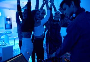 Виц: Мутри си спретнали купон