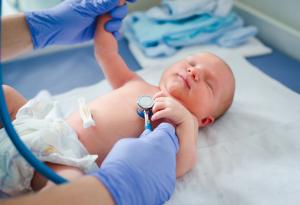 10 тревожни симптома у новороденото