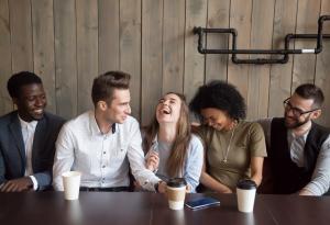 Ако искате да повишите социалния си статус, намалете височината на гласа си