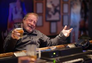 Виц: Защо мъжът стои по цял ден в кръчмата?