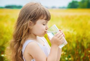 Приучете отрано детето да пие вода