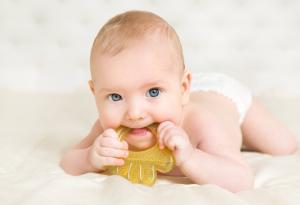 Проучване открива тревожни количества микропластмаса в бебешките изпражнения