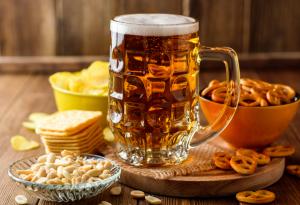 Физици обясниха защо фъстъците "танцуват" в бирата 