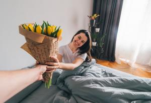 Виц: Кога мъжът носи цветя на жена си без повод?