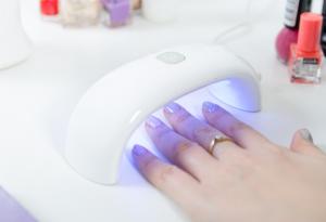 Подвеждащо е твърдението, че UV светлината, която втвърдява гел лака, предизвиква рак