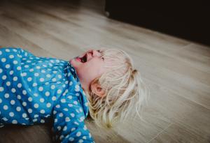 Детето опитва да се нарани само. Защо?