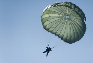 Войник, чийто парашут не успя да се отвори, оцеля при падане от 4,5 км височина