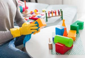 Как правилно да почистим детските играчки
