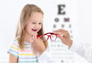 Кога хлапето трябва да сложи очила