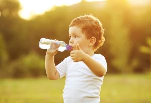 Избягвайте подсладени напитки и заложете на чиста изворна вода за профилактика на кариеса при децата