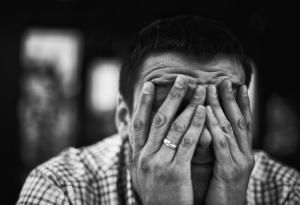 Скритите сигнали на следродова депресия у таткото 