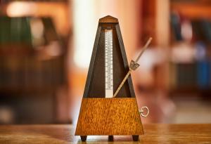 Вижте как 32 метронома се синхронизират сами за няколко минути