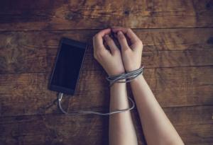 Смартфоните и таблетите вредят по още един начин – превръщат ни в работохолици