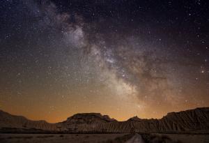 Защо космосът е толкова тъмен, въпреки че Вселената е изпълнена със звезди?
