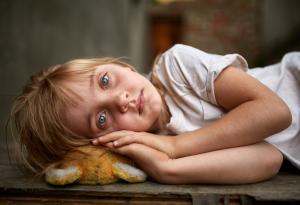 Детство без любов: Последиците от родителското безразличие