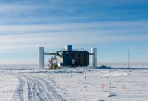 Учени поставиха хиляди капани за неутрино на Южния полюс 
