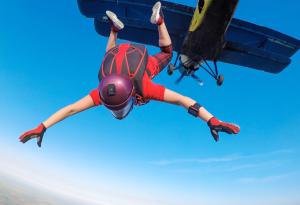 Виц: Инструкторе, какво ще стане ако не ми се отвори парашута?