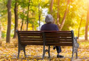 Куче се разхожда на каишка, момичето ми, мъж не