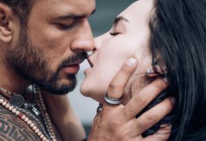 Защо мъжете се срещат с едни, а се женят за други: как да разпознаете бенчинга