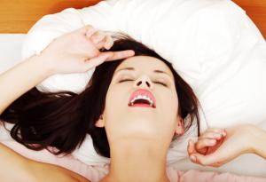 Защо жените пъшкат и стенат по време на секс?