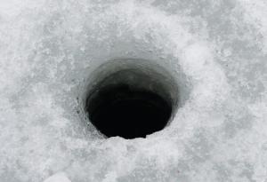 Падането на парче лед през 140-метрова ледена дупка звучи като престрелка с лазери