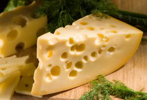 Ето защо швейцарското сирене има дупки