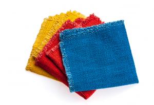 Знаете ли за какво служат допълнителните парченца плат в новите ви дрехи?