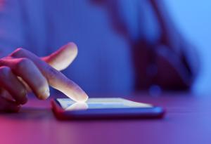 Прекалената употреба на смартфони може да отключи синдрома на Титце